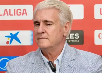 Antonio Cordón respondiendo preguntas en una rueda de prensa del Sevilla. | Imagen: página web Sevilla FC.