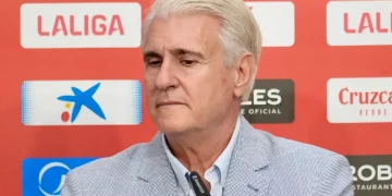 Antonio Cordón respondiendo preguntas en una rueda de prensa del Sevilla. | Imagen: página web Sevilla FC.