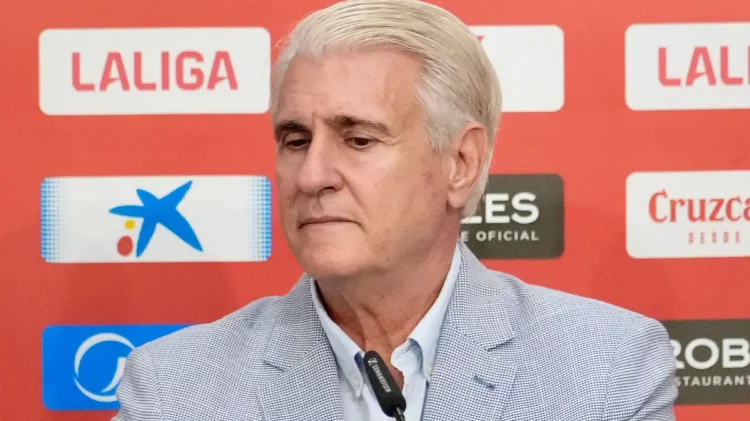 Antonio Cordón respondiendo preguntas en una rueda de prensa del Sevilla. | Imagen: página web Sevilla FC.