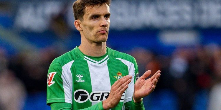 Diego Llorente disputando un partido con el Real Betis. | Imagen: perfil de X @ZonaMixta__.