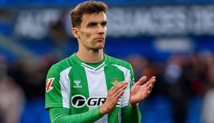 Diego Llorente disputando un partido con el Real Betis. | Imagen: perfil de X @ZonaMixta__.