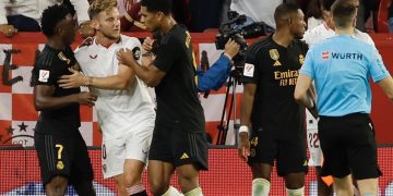 Rakitić separando a Vinicius en el Sevilla - Real Madrid. | Imagen: X.