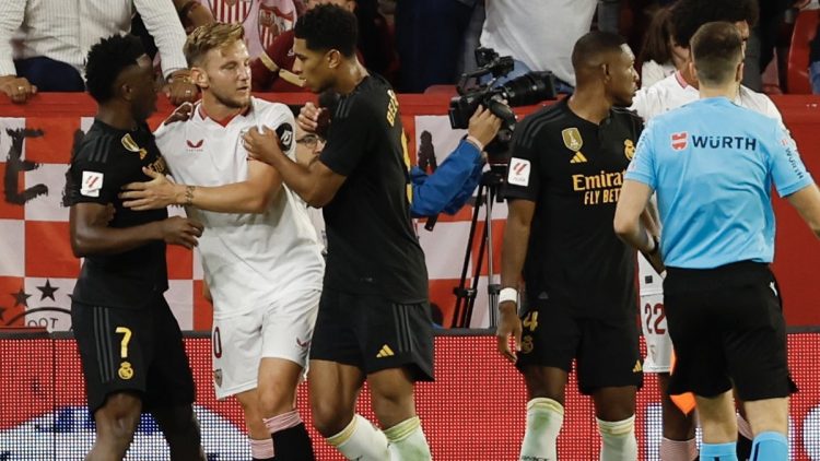 Rakitić separando a Vinicius en el Sevilla - Real Madrid. | Imagen: X.