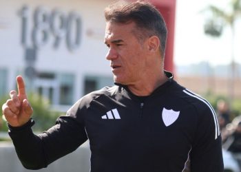 Luis García Plaza dando instrucciones en un entrenamiento del Sevilla. | Imagen: perfil de X @SevillaFC.