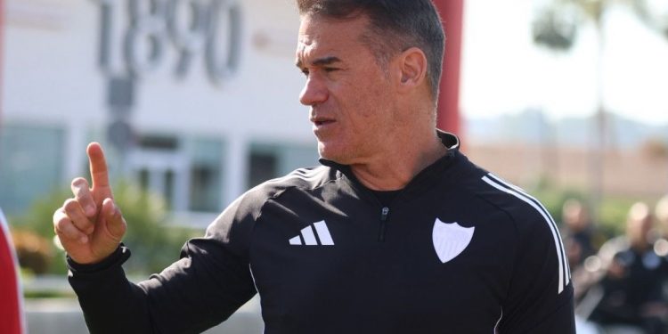 Luis García Plaza dando instrucciones en un entrenamiento del Sevilla. | Imagen: perfil de X @SevillaFC.
