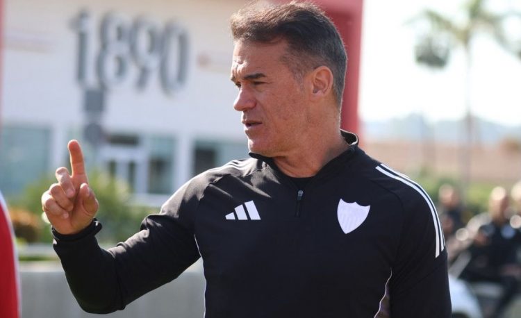 Luis García Plaza dando instrucciones en un entrenamiento del Sevilla. | Imagen: perfil de X @SevillaFC.