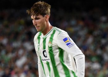 Juan Miranda disputando un partido con el Betis. | Imagen: X.