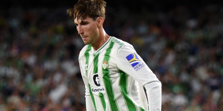 Juan Miranda disputando un partido con el Betis. | Imagen: X.