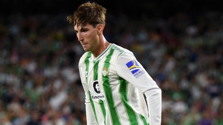 Juan Miranda disputando un partido con el Betis. | Imagen: X.