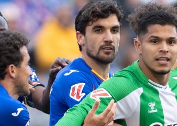 Cucho Hernández siendo defendiendo por los defensas del Getafe. | Imagen: perfil de X @RealBetis.