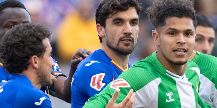 Cucho Hernández siendo defendiendo por los defensas del Getafe. | Imagen: perfil de X @RealBetis.