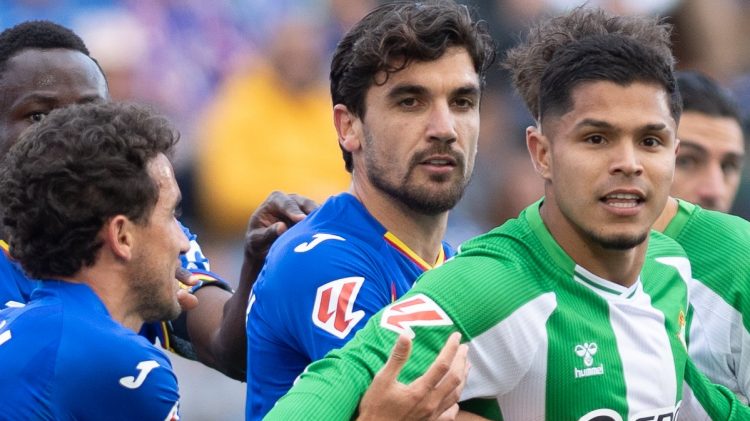 Cucho Hernández siendo defendiendo por los defensas del Getafe. | Imagen: perfil de X @RealBetis.
