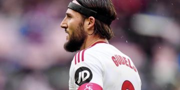 Gudelj disputando un partido con el Sevilla FC. | Imagen: perfil de X @ZonaMixta__.