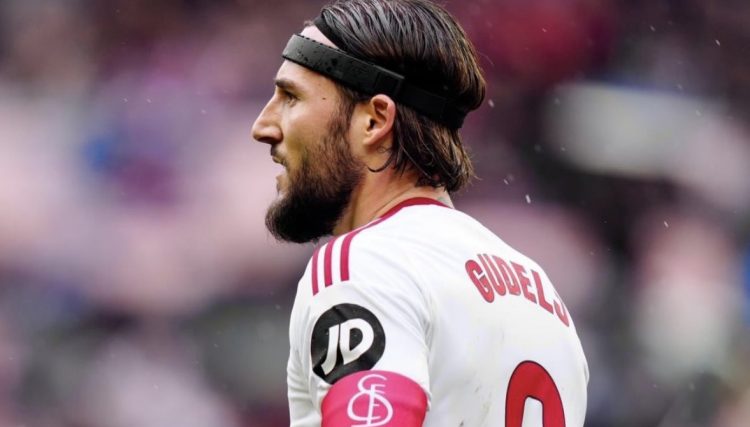 Gudelj disputando un partido con el Sevilla FC. | Imagen: perfil de X @ZonaMixta__.