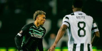 Nelson Deossa circulando el balón durante el PAOK-Betis. | Imagen: perfil de X @RealBetis.