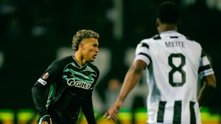 Nelson Deossa circulando el balón durante el PAOK-Betis. | Imagen: perfil de X @RealBetis.