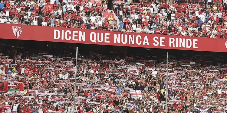 Afición del Sevilla animando al equipo en un partido en el Ramón Sánchez-Pizjuán. | Imagen: página web Sevilla FC.