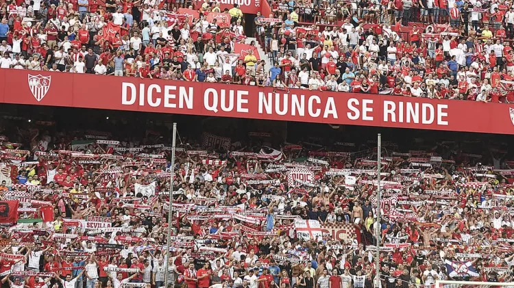 Afición del Sevilla animando al equipo en un partido en el Ramón Sánchez-Pizjuán. | Imagen: página web Sevilla FC.
