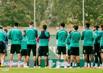 Plantilla del Real Betis escuchando una charla de Manuel Pellegrini. | Imagen: perfil de X @RealBetis.