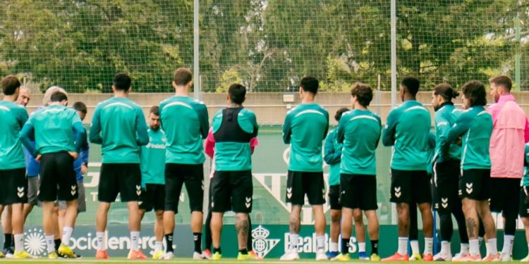 Plantilla del Real Betis escuchando una charla de Manuel Pellegrini. | Imagen: perfil de X @RealBetis.