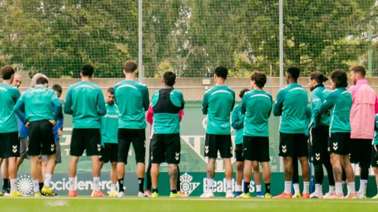Plantilla del Real Betis escuchando una charla de Manuel Pellegrini. | Imagen: perfil de X @RealBetis.