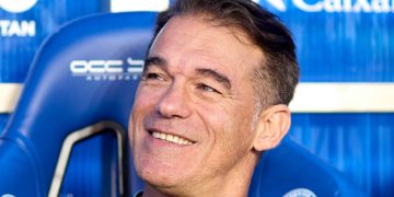 Luis García Plaza sentado en el banquillo de Mendizorroza. | Imagen: X.