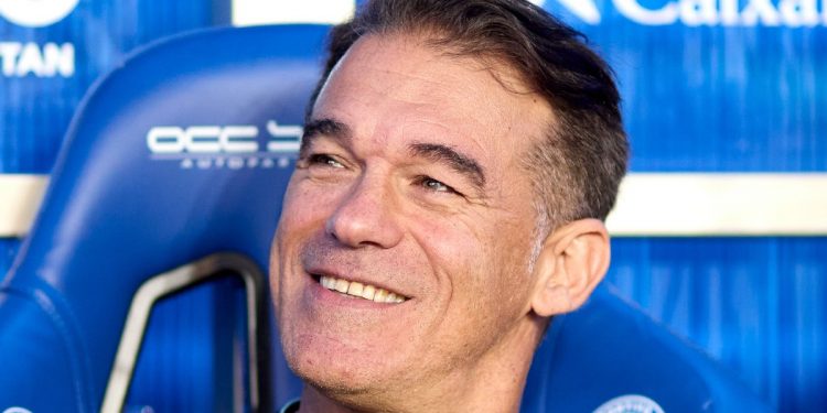 Luis García Plaza sentado en el banquillo de Mendizorroza. | Imagen: X.