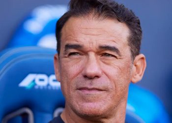 Luis García Plaza, nuevo entrenador del Sevilla, sentado en el banquillo de un estadio. | Imagen: X.