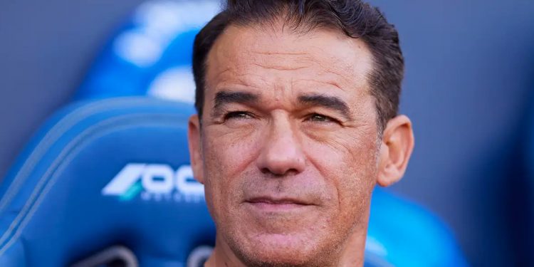 Luis García Plaza, nuevo entrenador del Sevilla, sentado en el banquillo de un estadio. | Imagen: X.