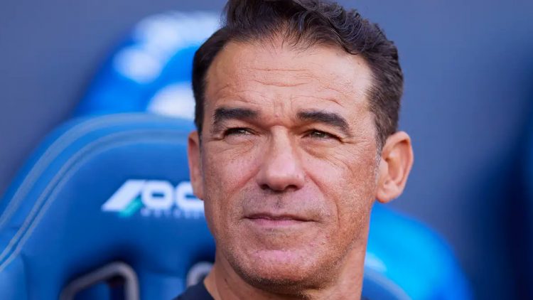 Luis García Plaza, nuevo entrenador del Sevilla, sentado en el banquillo de un estadio. | Imagen: X.