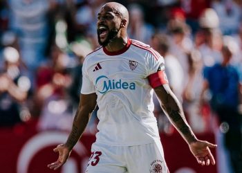 Marcao disputando un partido de fútbol con el Sevilla. | Imagen: Perfil de X @ZonaMixta__.