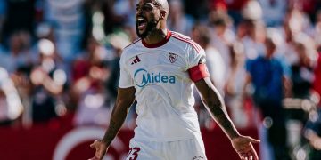 Marcao disputando un partido de fútbol con el Sevilla. | Imagen: Perfil de X @ZonaMixta__.