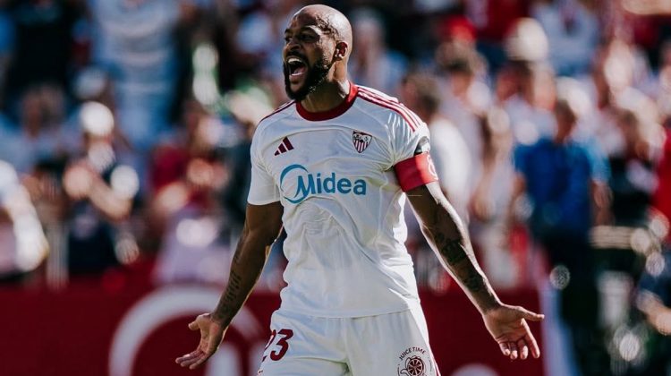 Marcao disputando un partido de fútbol con el Sevilla. | Imagen: Perfil de X @ZonaMixta__.