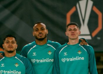 Jugadores del Betis saltando al Olímpico de Atenas. | Perfil de X @RealBetis.