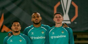 Jugadores del Betis saltando al Olímpico de Atenas. | Perfil de X @RealBetis.