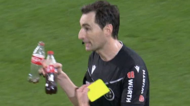 Ricardo de Burgos Bengoetxea con las dos botellas que se tiraron en el Betis-Sevilla y que aparecen en el acta. | Imagen: X.