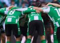 Jugadores del Betis haciendo piña antes de un partido. | Imagen: perfil de X @RealBetis.