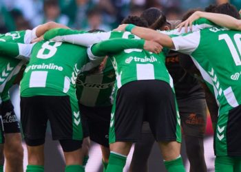 Jugadores del Betis haciendo piña antes de un partido. | Imagen: perfil de X @RealBetis.