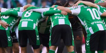 Jugadores del Betis haciendo piña antes de un partido. | Imagen: perfil de X @RealBetis.
