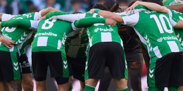 Jugadores del Betis haciendo piña antes de un partido. | Imagen: perfil de X @RealBetis.