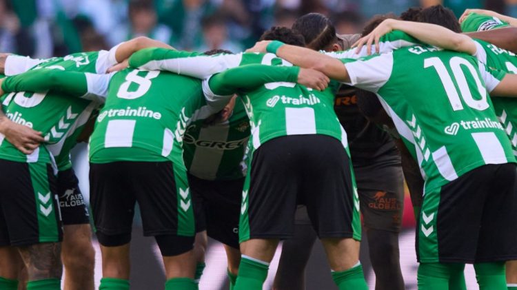 Jugadores del Betis haciendo piña antes de un partido. | Imagen: perfil de X @RealBetis.