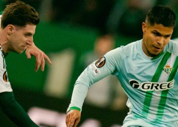 Cucho Hernández conduciendo el balón durante el Panathinaikos-Betis. | Imagen: perfil de X @RealBetis.