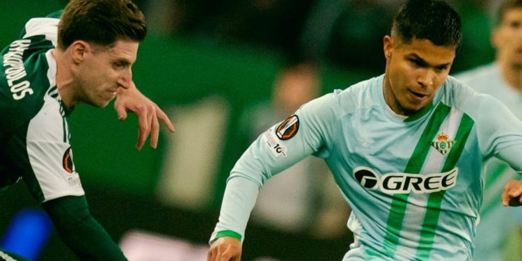 Cucho Hernández conduciendo el balón durante el Panathinaikos-Betis. | Imagen: perfil de X @RealBetis.