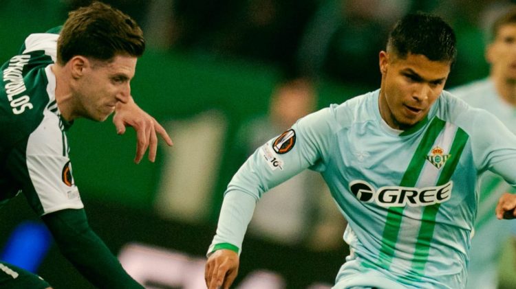 Cucho Hernández conduciendo el balón durante el Panathinaikos-Betis. | Imagen: perfil de X @RealBetis.