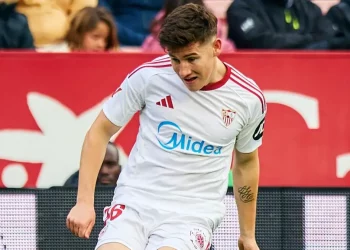 Oso disputando un partido con el Sevilla FC. | Imagen: página web Sevilla FC.