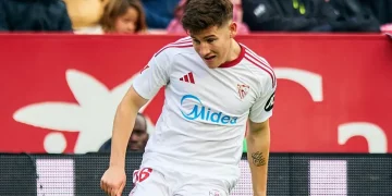 Oso disputando un partido con el Sevilla FC. | Imagen: página web Sevilla FC.