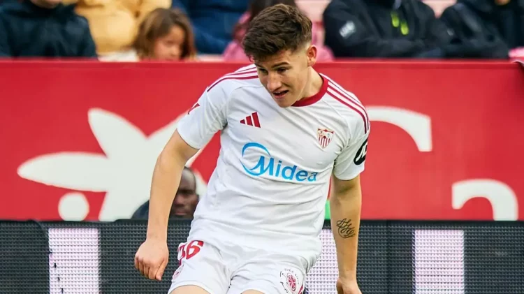 Oso disputando un partido con el Sevilla FC. | Imagen: página web Sevilla FC.