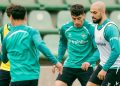 Jugadores del Real Betis realizando un ejercicio durante una sesión de entrenamiento. | Imagen: perfil de X @RealBetis.