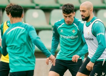 Jugadores del Real Betis realizando un ejercicio durante una sesión de entrenamiento. | Imagen: perfil de X @RealBetis.