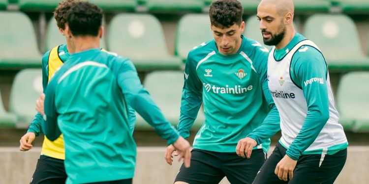 Jugadores del Real Betis realizando un ejercicio durante una sesión de entrenamiento. | Imagen: perfil de X @RealBetis.